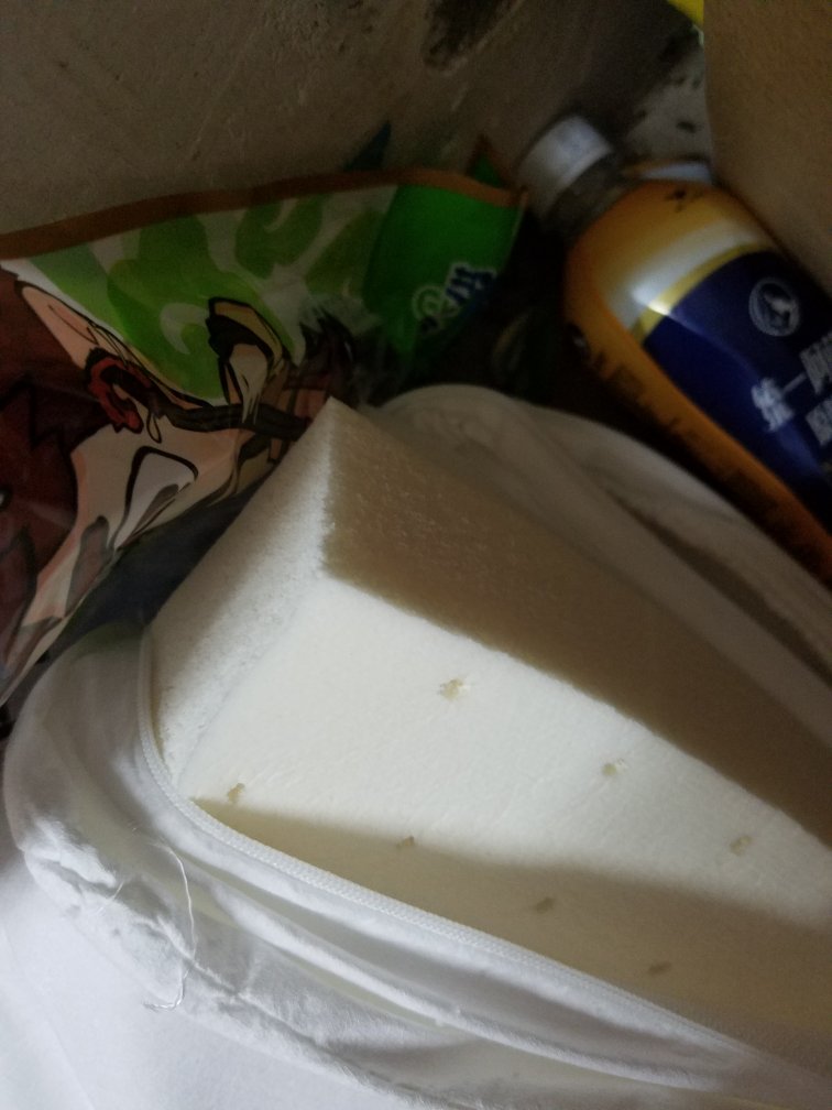 床垫很舒服,软度偏软,乳胶看图,不是很了解乳胶,里面的纹理就像切开的面包一样