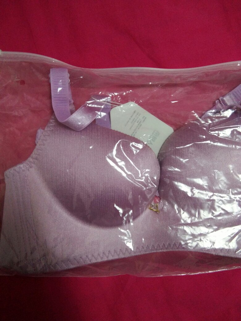 包装真心差,就一塑料袋,打开有味道,手感还可以,希望洗后不会有味道了
