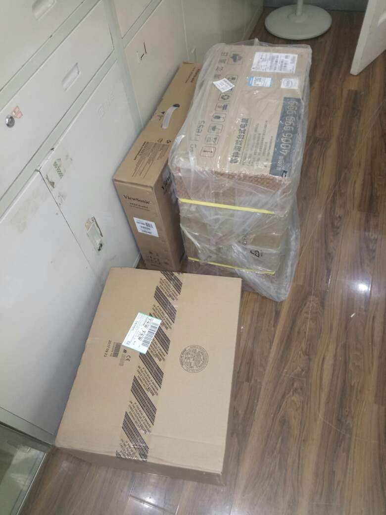 东西不错呢,的物流也很快,最最关键,重要的事情:快递小哥太给力了,一定要给个赞。公司临时安排有事出差了。办公室里都是怀孕待产的大肚子,没有法子搬运,小哥二话不说,主动帮忙送货上楼,3件主机,1件显示器全都帮忙搬到办公室了。给个赞!!!!
