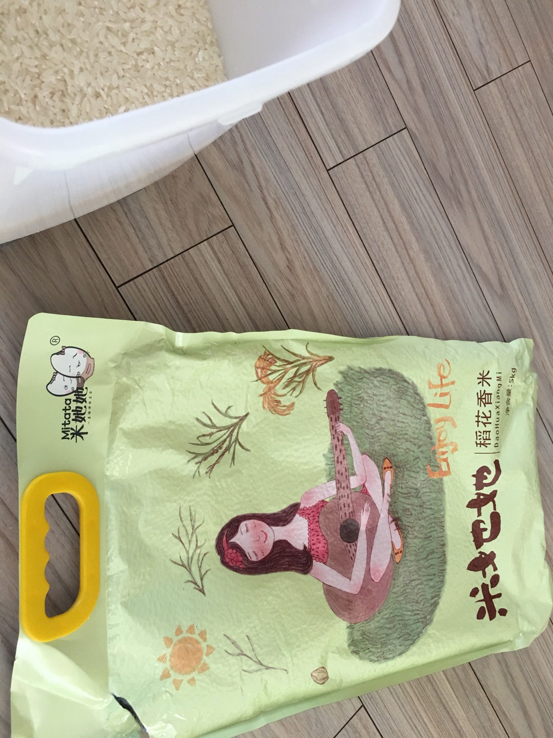第一次买米她她,包装很小清新、很文艺,米也不错,挺香的味道,准备再买两袋!