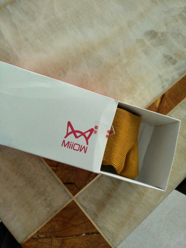 送货速度快,袜子好看,不算太厚,舒服的感觉