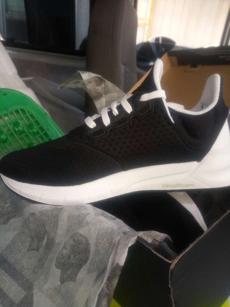 鞋子很好。很喜欢。有发票。还是发的货。品质有保证。还有的物流一如