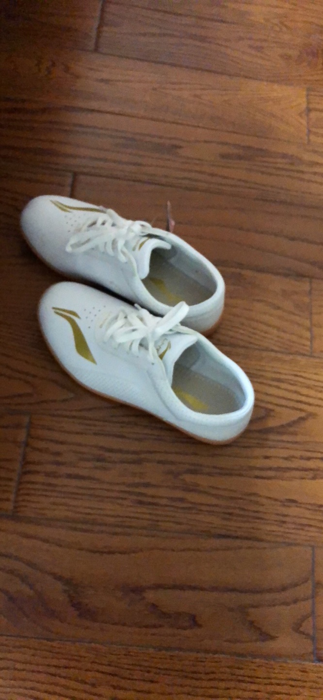 皮鞋穿39码这个40码穿上去也刚好踩着还蛮稳的应该还可以吧好歹是品牌的