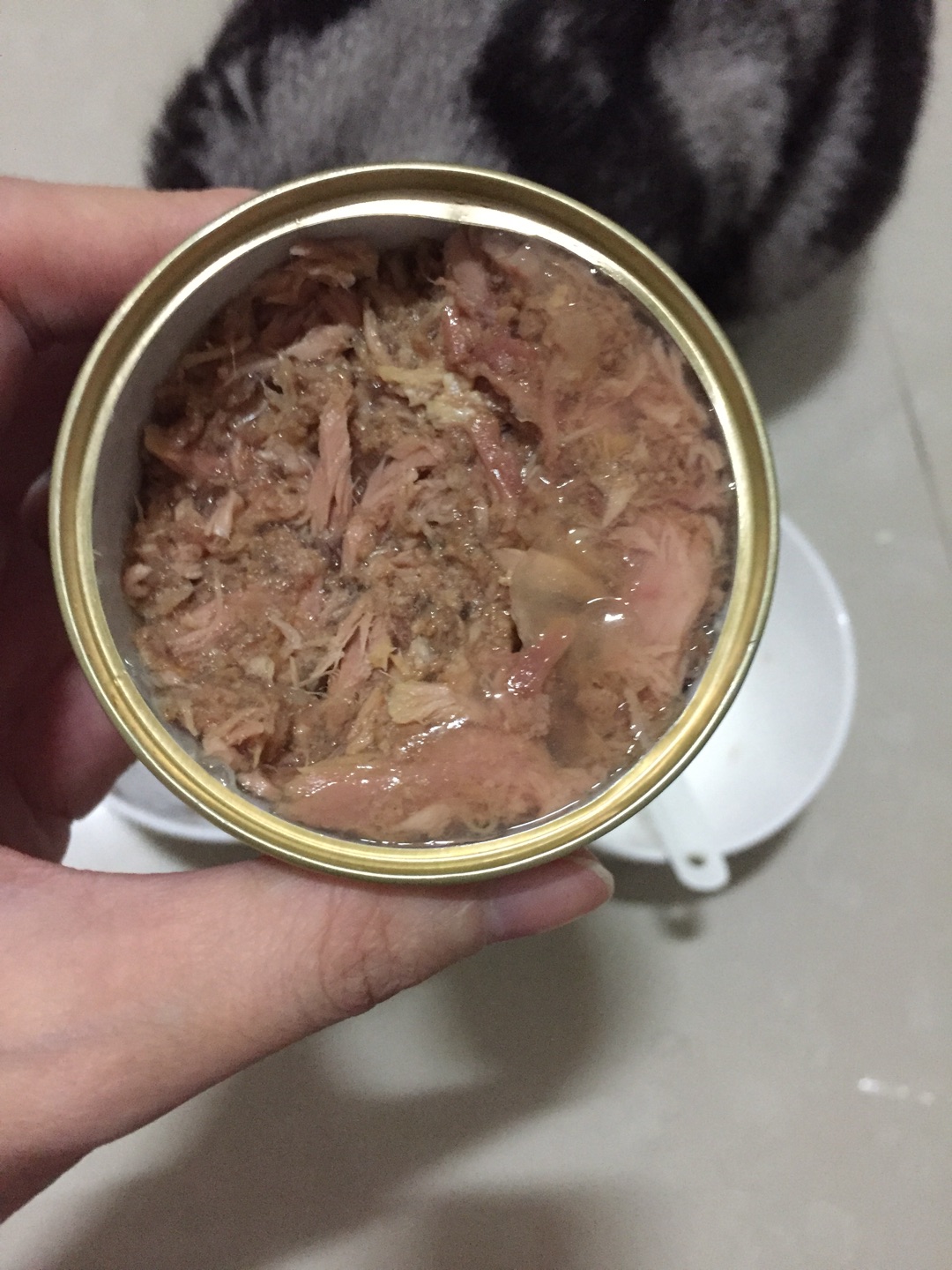 这罐头用券111-99买的,超值 里面都是肉块 一开罐头两主子大老远就跑过来很喜欢