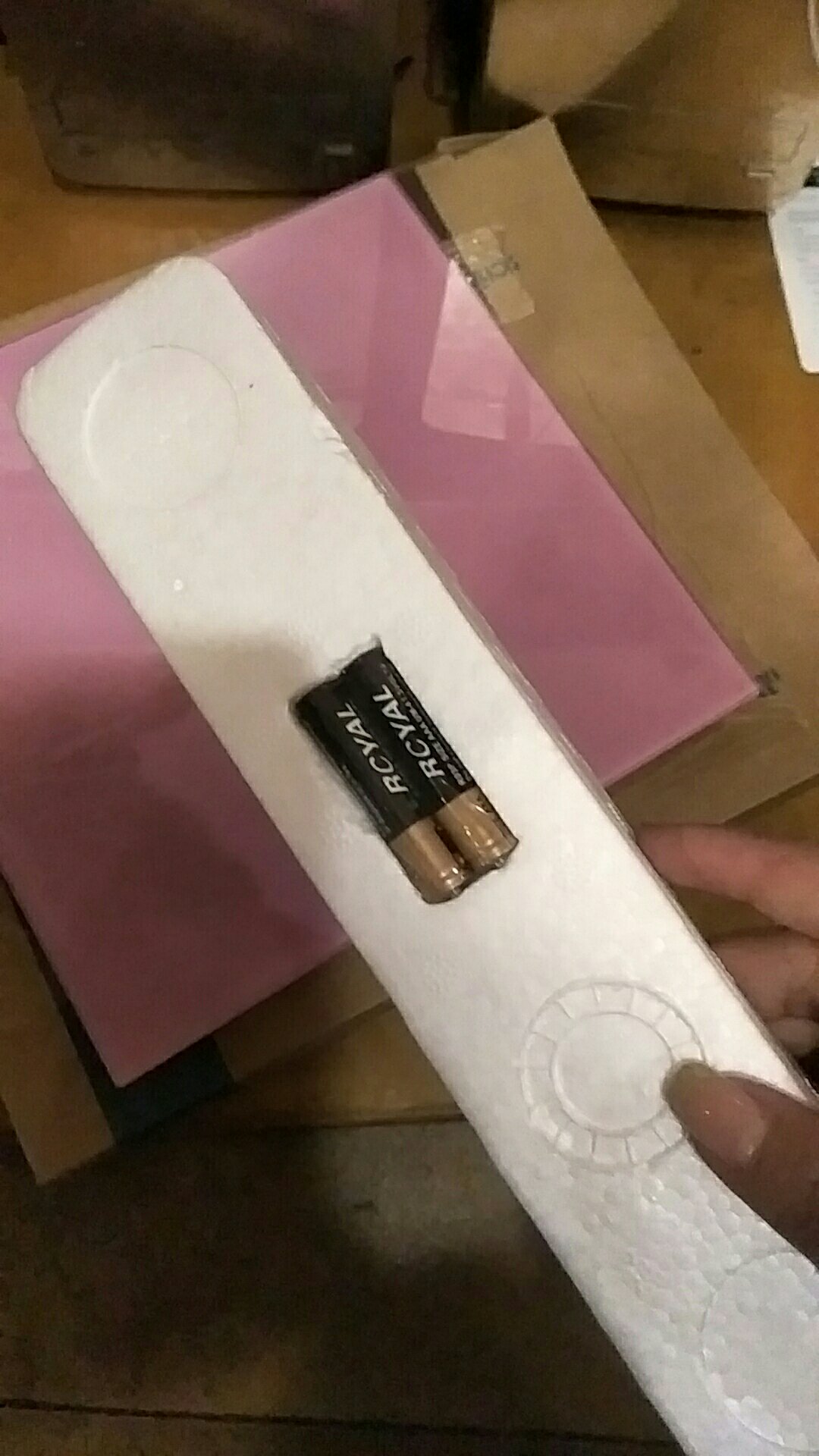 一开始没有认真找还以为没有电池结果电池在泡沫边上的,我去哈哈哈哈嗝