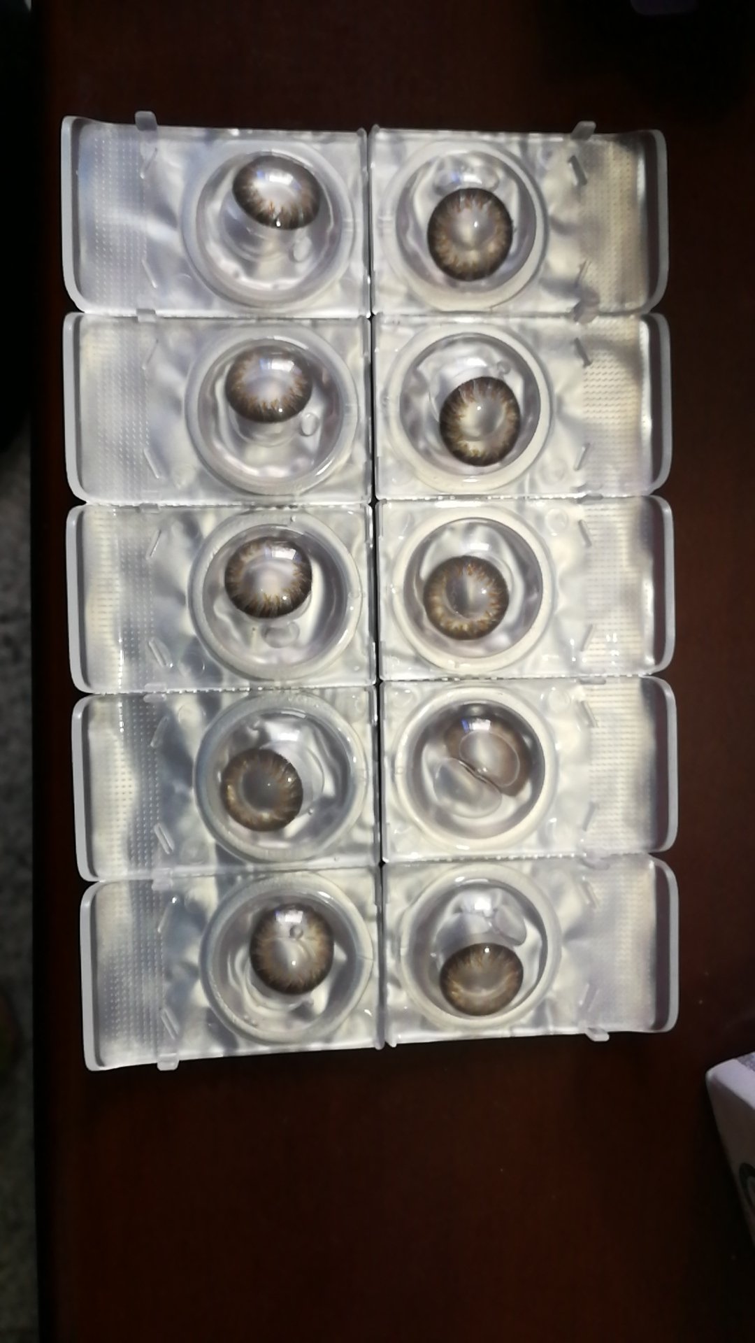 快递一级棒,不仅有速度,还有质量,收到的美瞳也比较满意,现在还没有开始使用。不过以前用过这个牌子,还是很亲和的,所以换个颜色,毕竟价格也比较实惠。