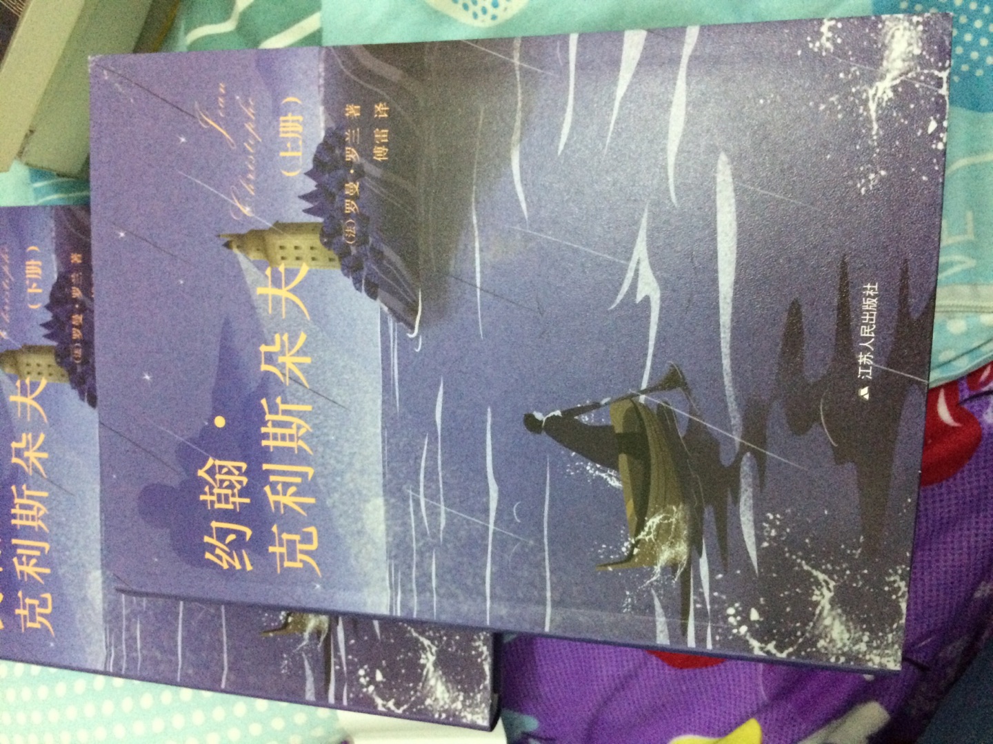 是正版,印刷的字比较细密的那种,刚看到11页发现个错别字,对了下对应电子版,也一样的错,应该是出版商校对问题,不知道后面还有没有错字