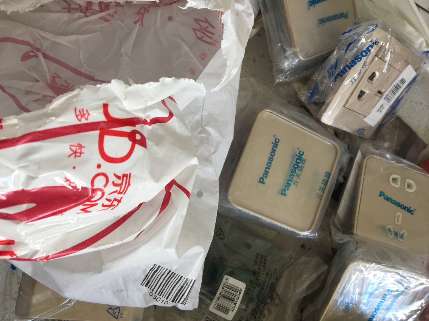 好产品,只是仓库出货连纸箱包装都没有、就一个破塑料带发来的,还好送货的快递负责任没摔坏,西安37号仓库差评!