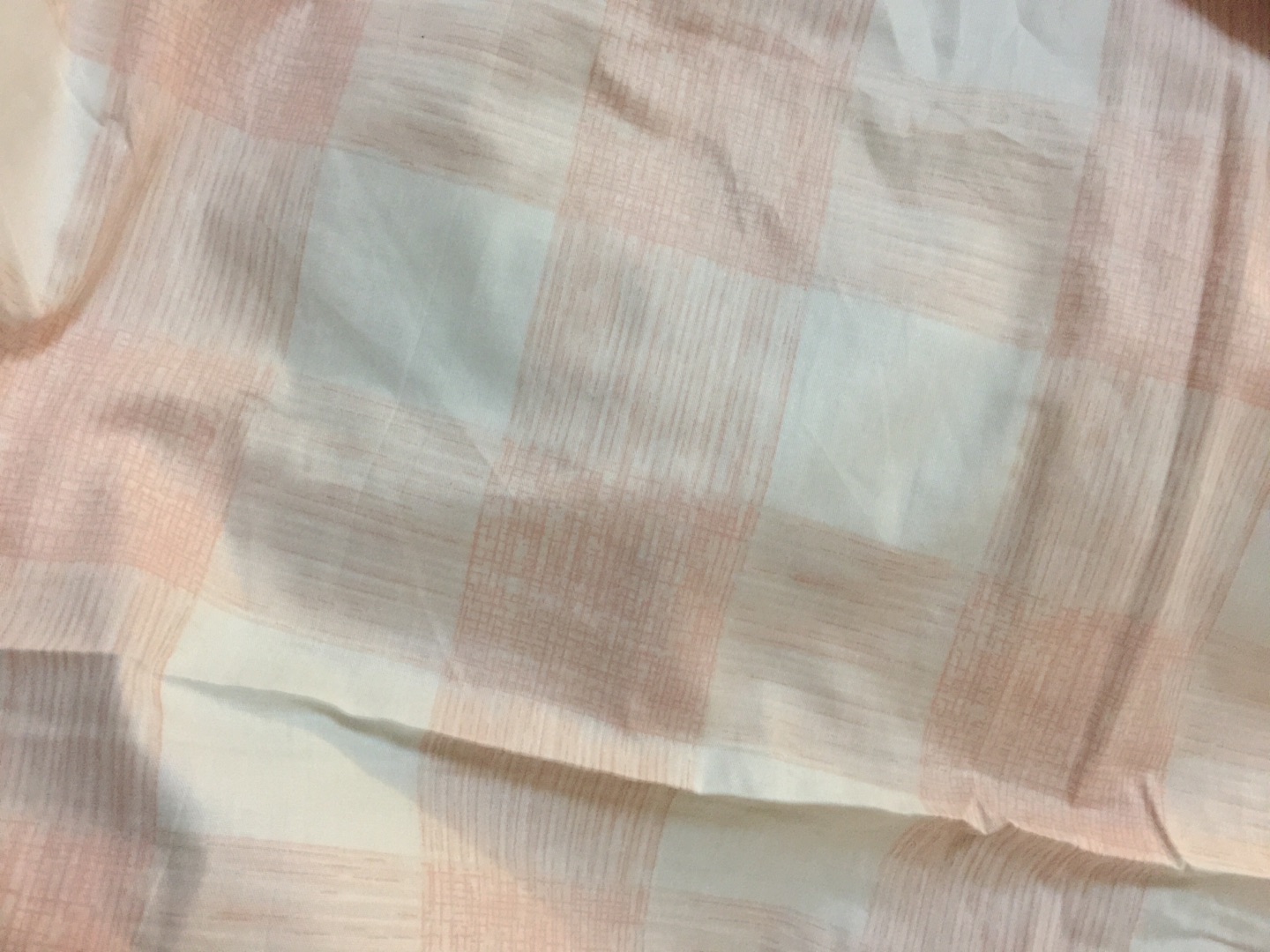 四件套很好看,是纯棉材质,就是比较薄。但是同样的四件套自营比品牌自营的要贵很多,打折下来也比品牌自营店的贵,但我都洗了,希望自营能真的让惠于买主