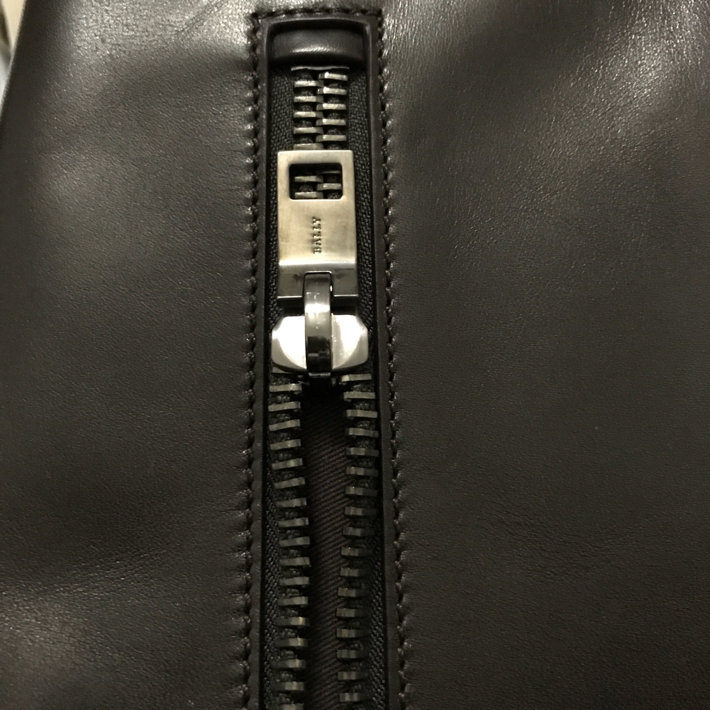 第一次买这么贵的包…快递员依然热心周到,准时送货。打开箱子一看,有很多充气袋缓冲保护,但是打开防尘袋后发现,包包有很多压痕,不知道是什么个情况?包包的大小尺寸非常合适,适合长得矮胖的男生。包包是否是正品?这个我不好判断,在贴吧找人鉴定说是正品。相信吧,自营还没买到过假货。如果有人看了我的晒单,也麻烦帮忙看看,感谢!