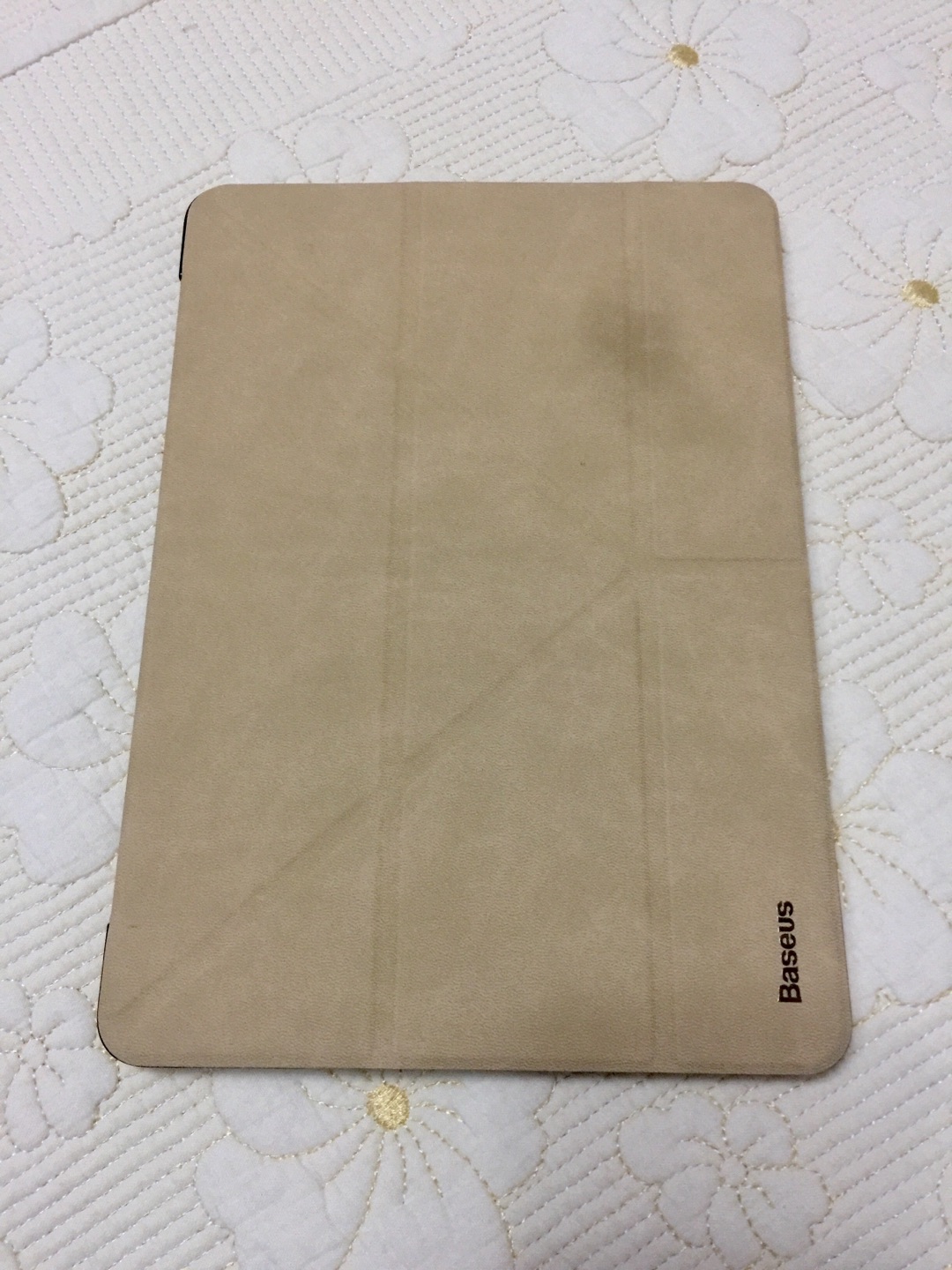 家里的几台iPad都是用的倍思的保护壳,做工精细,没有异味,背壳塑料部分尺寸和开孔位置准确,松紧适度,和正面绒面结合部分很牢固,绒面的手感很柔和,摩擦力足够,有三折和中心折两种支撑方式,使用方便!