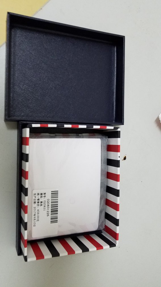很好,很薄,很柔软,很喜欢。把之前那个fossil又厚又硬又重的换掉。