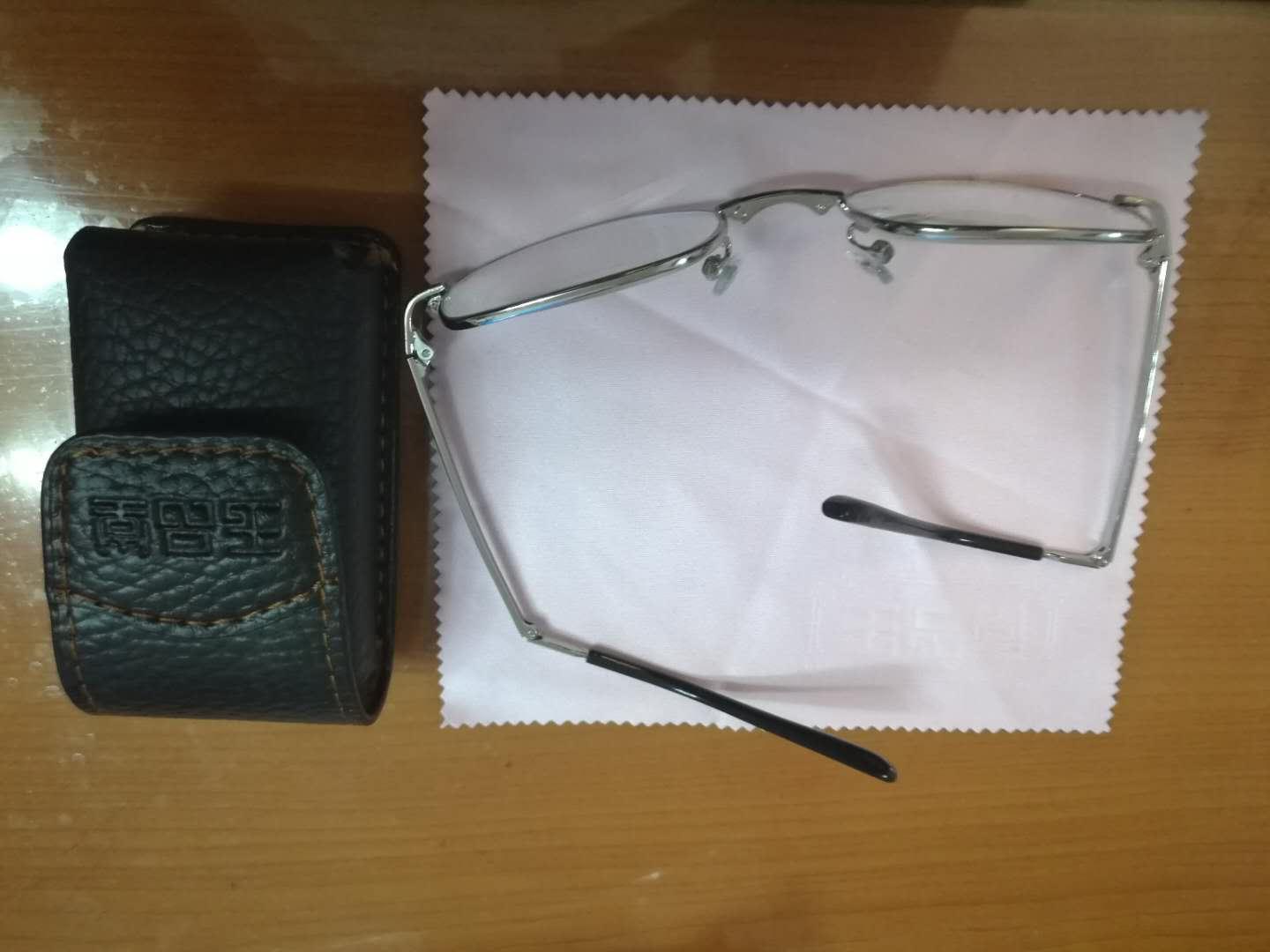 工艺很精致,玻璃镜片度数准确,视物清晰,折叠收纳方便。镜宽较小,适合瘦脸型。