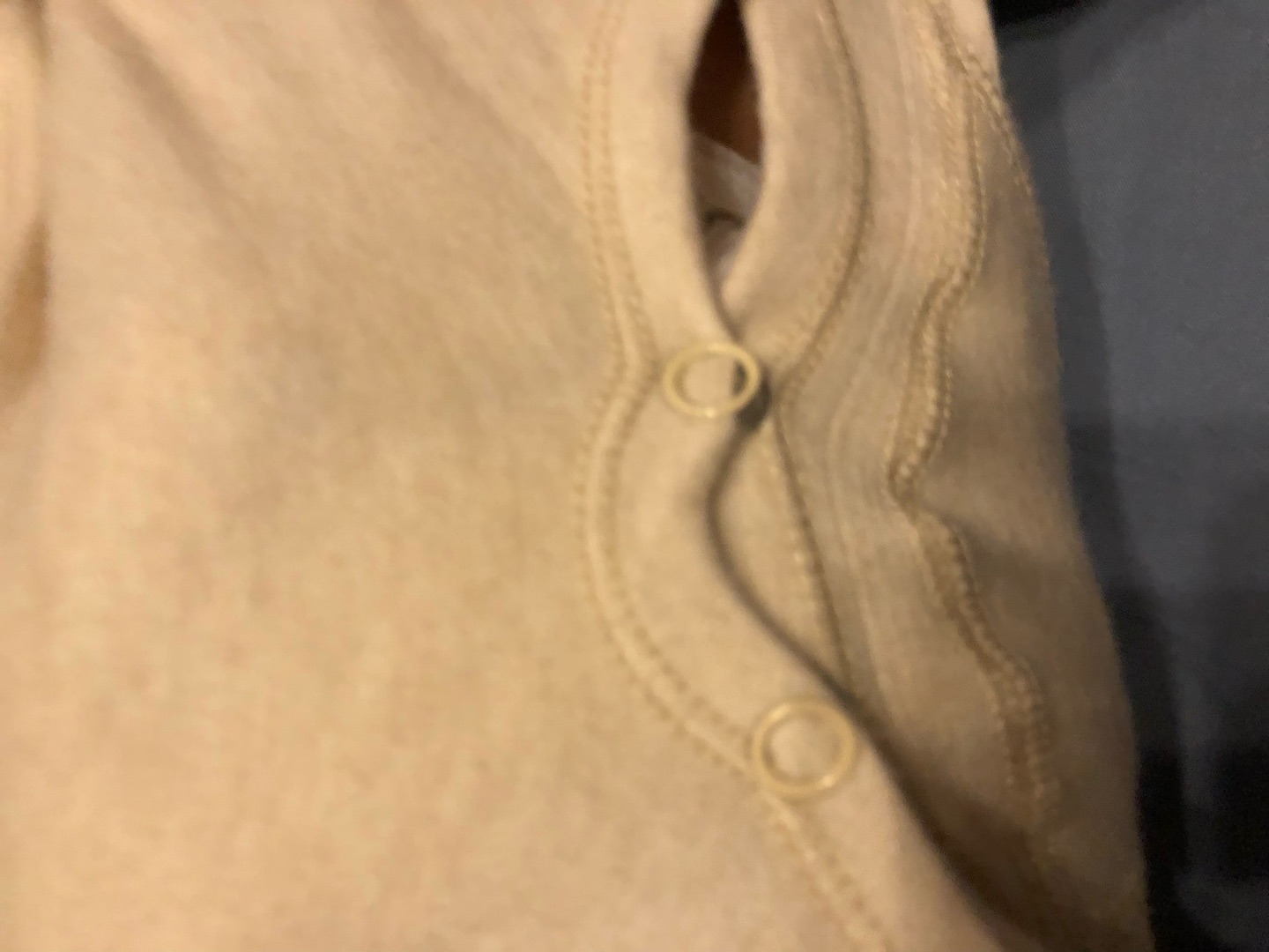 衣服面料还行,不过扣定的真不咋滴,扣上都漏,还有一个扣定偏了,买来没有仔细看就洗了,懒得换了