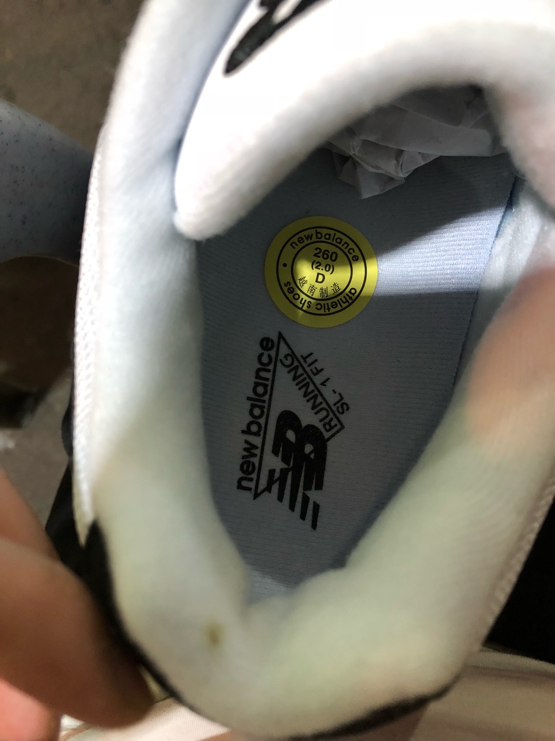 线头多多,然后有些皮革烂了,然后还有,一些。怀疑是二次销售,然后还有,是不是正版就不知道了,有没有大神教我看正版。
