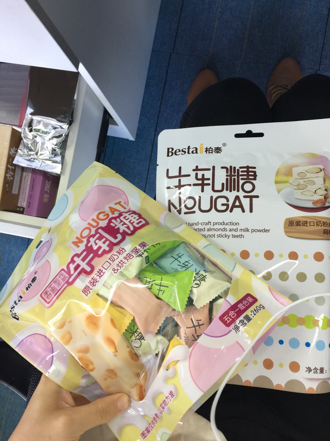 收到零食了,都是爱吃的零食,吃多了长蛀牙?