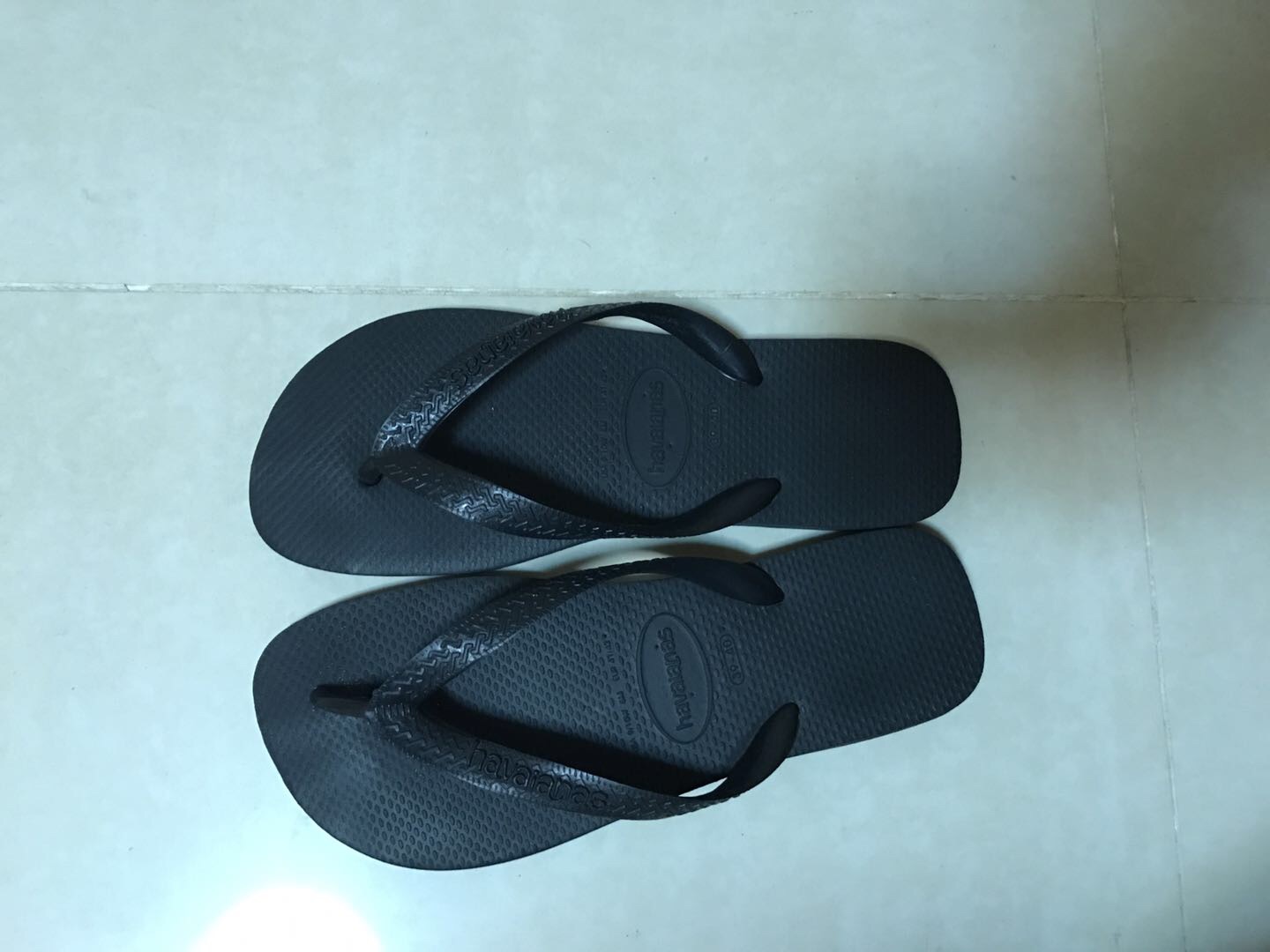 上来我就是一个差评,一星我都不想给。*块的拖鞋一个多月就这么坏了?真是没有一点点防备!我现在开始怀疑是正品还是A货了……