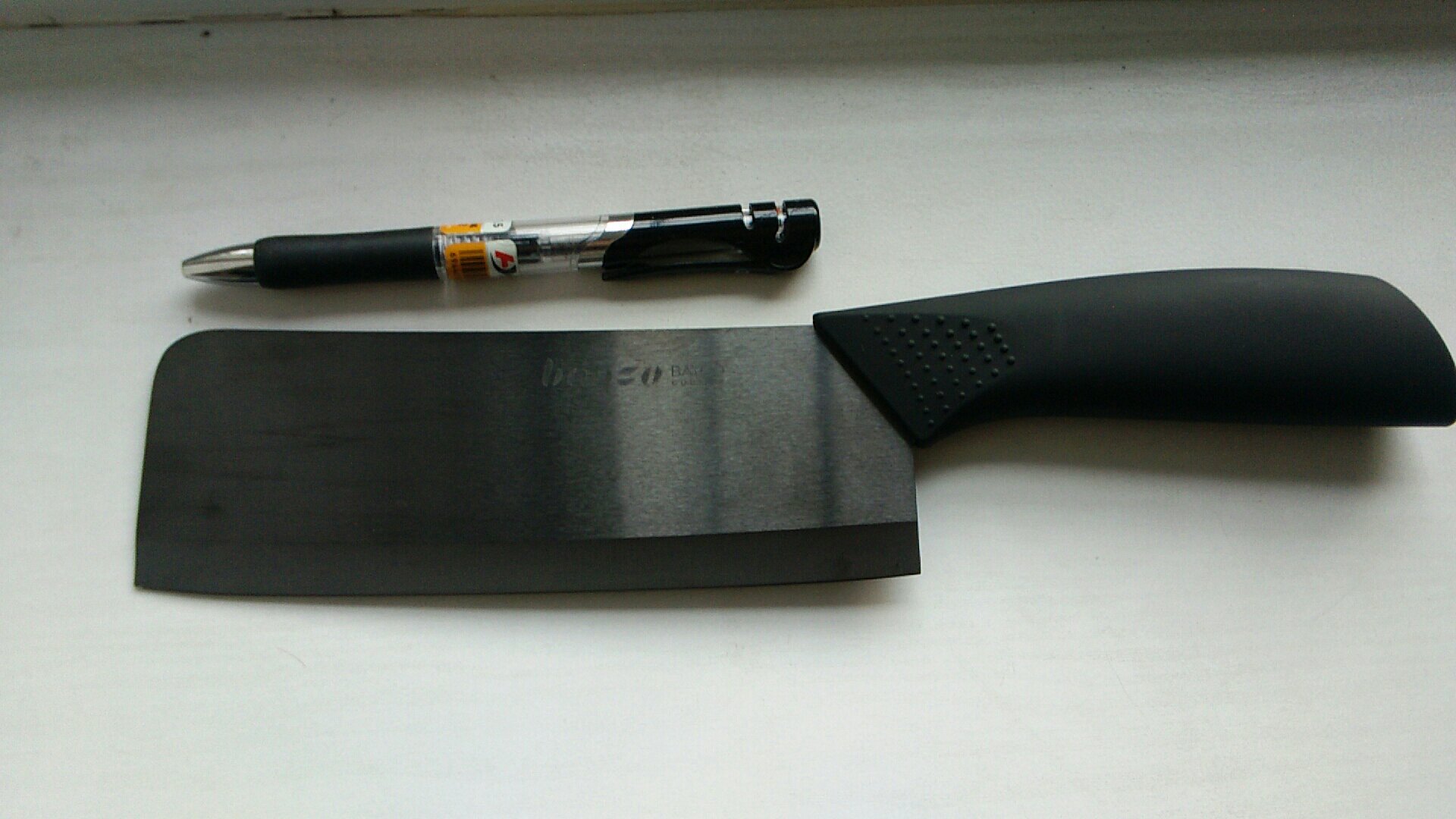 以前买的坏了,现在又买了一把,不知道好不好用,刚收到,过几天再来评。比我以前买的要小一些,不过,切蔬菜水果,应该没问题