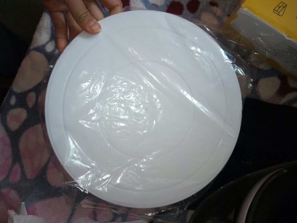 还可以吧,第一次购买,学做蛋糕用的。塑料的挺轻的,耐用就好!还有两把刀,也不错以后都用的着。