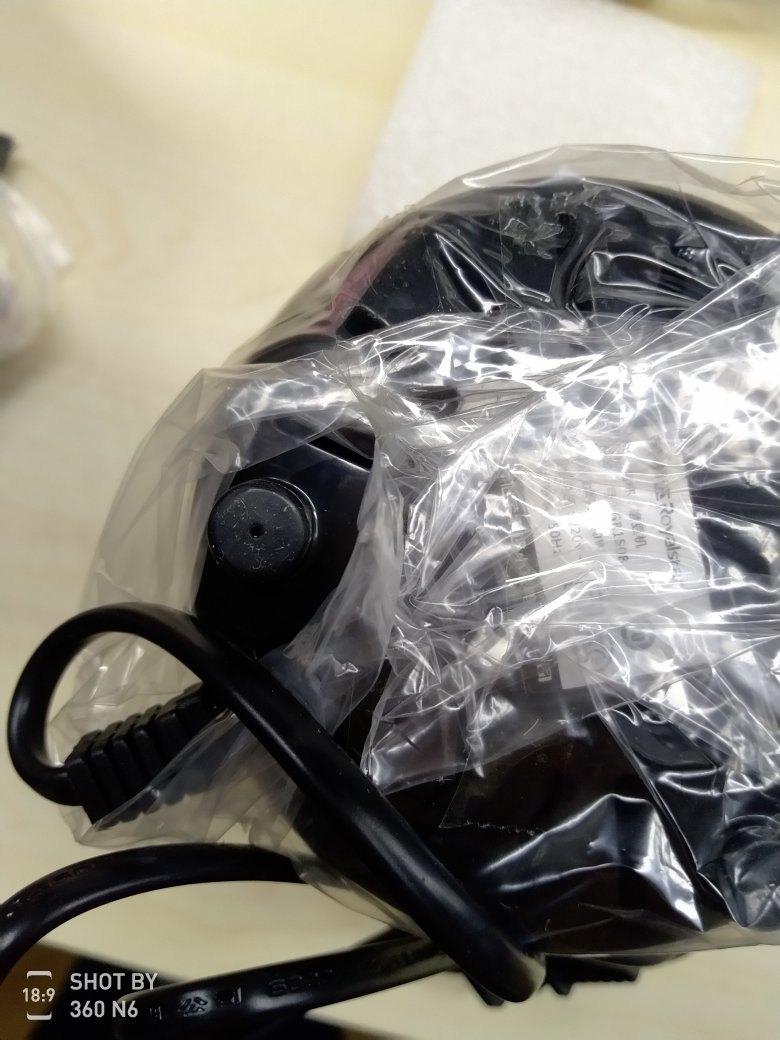 除了包装简单一切都好的,看图,磨的好细腻,我就随便按了几秒,把麦片磨的这么碎,也弄了肉磨,感觉也不错哦。