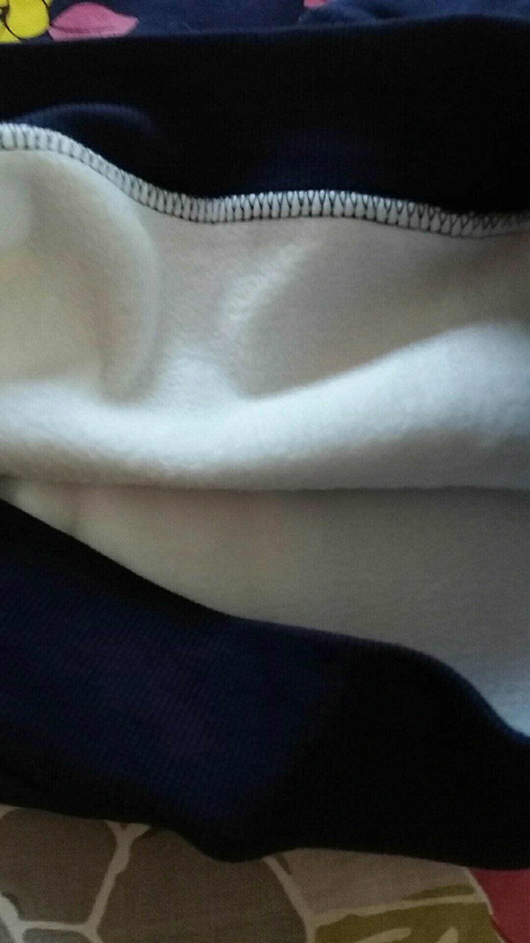 一眼就看好了这件衣服,花纹很漂亮,领口的设计很别致,就是有点薄,适合春秋穿,总体不错