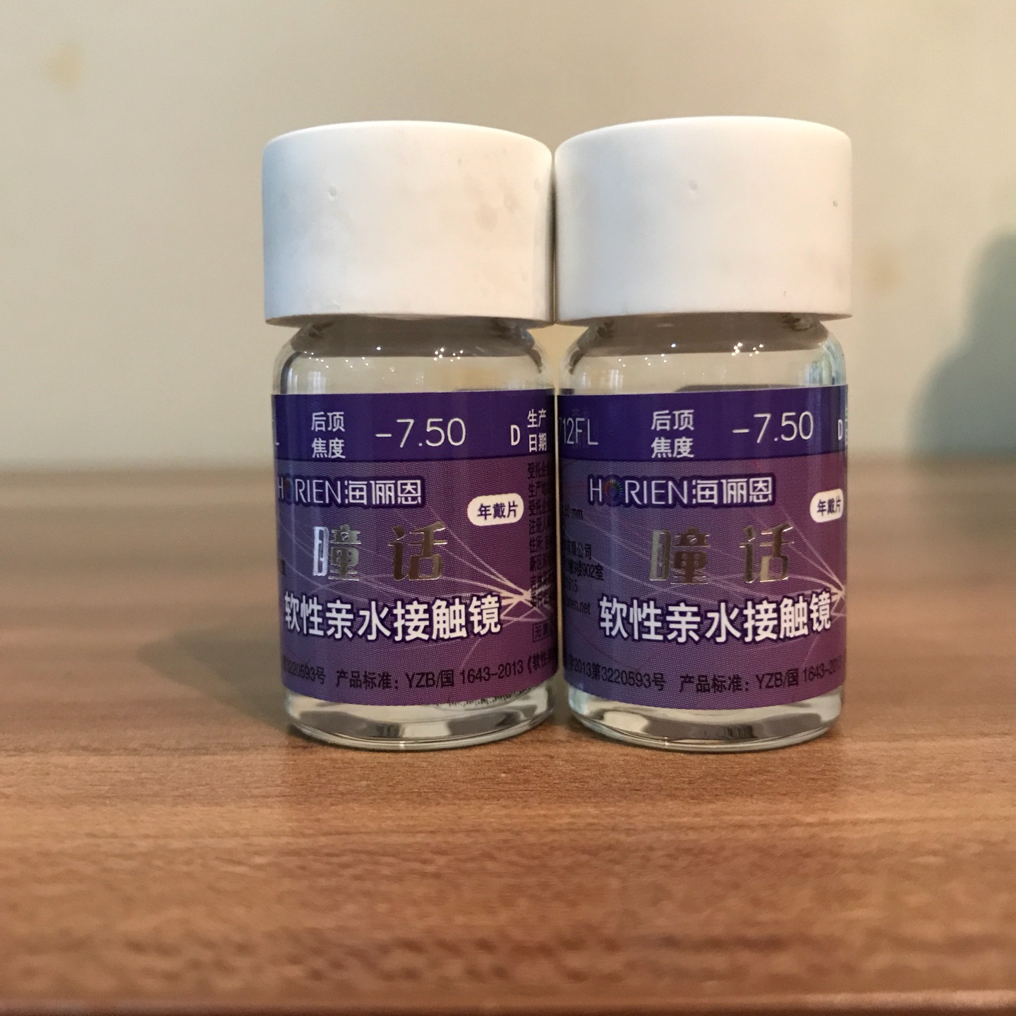 这款比较自然还不是很假,戴着舒服。之前买过黑色的,觉得还行,又买了副灰的。价格便宜。生产日期偏早。