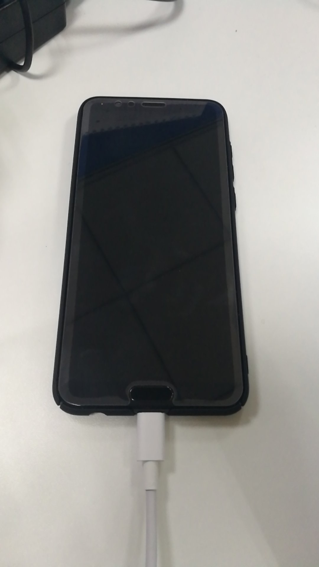 怎么说呢,请各位看图吧,有白边其实能接受,问题您这么宽的白边是留着写字用吗?换句话说,钢化膜就是为了屏幕安全,这么宽的白边,能起到保护作用吗?