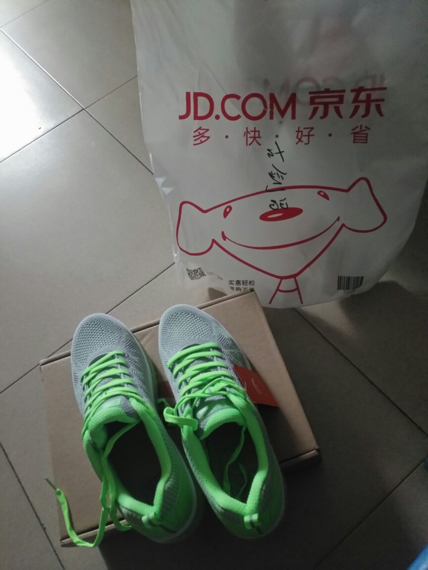 快递不错快!宝宝贝质量不错,是正品。有点遗憾就是气垫底有点硬,不是很软。支持商城