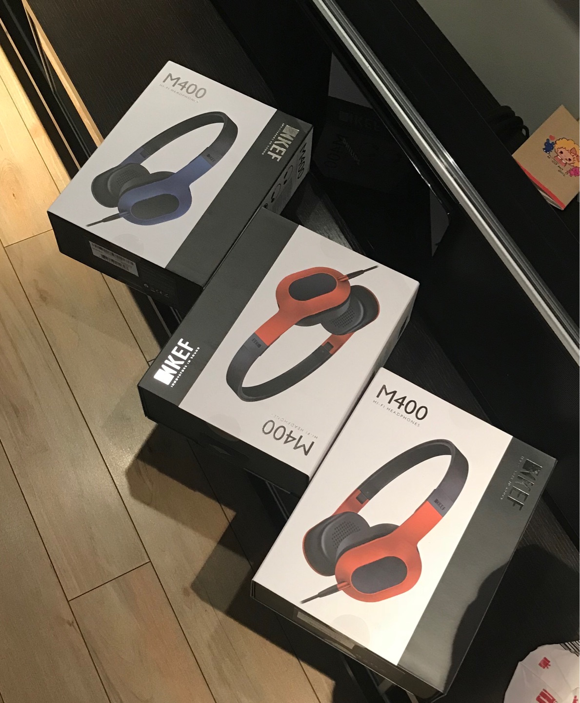 声音很透亮, 层次感很好,不像有些耳机声音浑浊;佩戴也舒适,样子也好看,简洁!送礼也是体面过人!