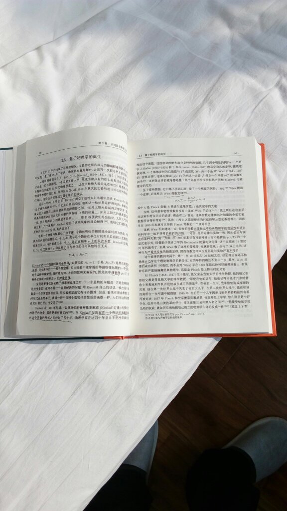 这是一套不可多得的、十分有价值的完整阐述上个世纪物理理论发展历程的史诗级鸿篇巨著,呈现出了物理学大师们探寻物质运动规律及宇宙本源的深刻的思想脉络,对当今有志于此的工作者很具有启发意义。