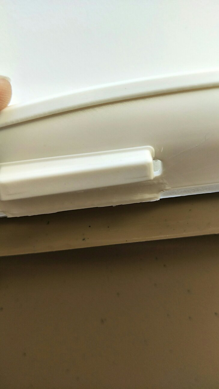 确实是挺大的猫砂盆,不过质量真是不咋地。用料太脆,看图,都快断了。看在大的份上给三颗星