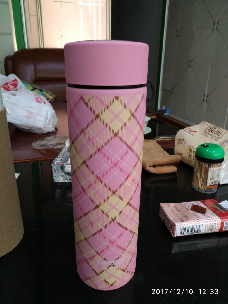 颜值挺高的,很喜欢,盖子是不锈钢加塑料的,这个比全是塑料的让我放心,杯口是不锈的也不错,有些在杯口加了塑料的不喜欢,买来出门装温水给小孩喝的,这个很不错