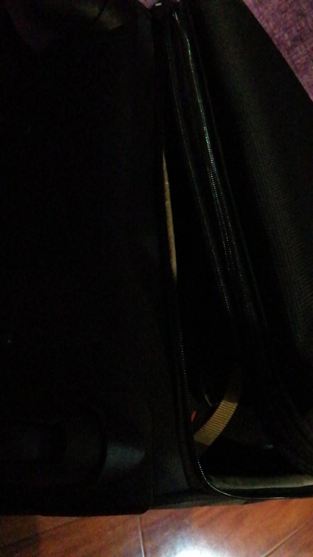 很喜欢这个旅行箱,箱子挺大,出差装厚衣服,可以放很多很多的,因为着急要用,等不及送货,看到到了配送中心自己去取的