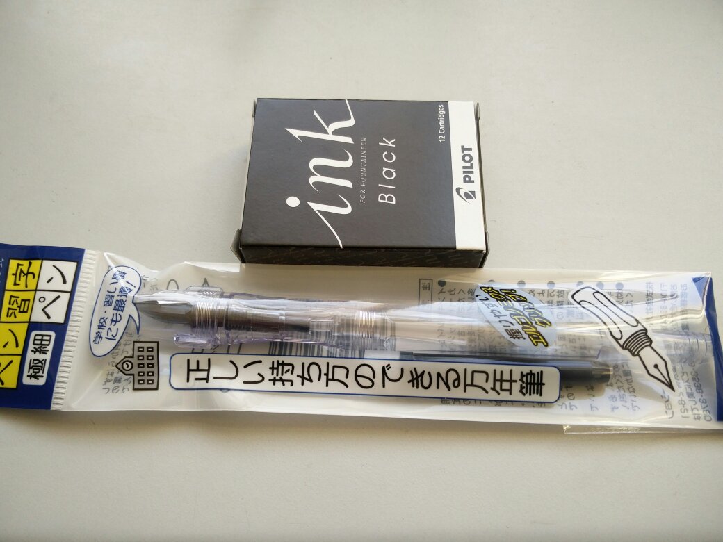 第一次用这个品牌的笔,比LAMY的细。