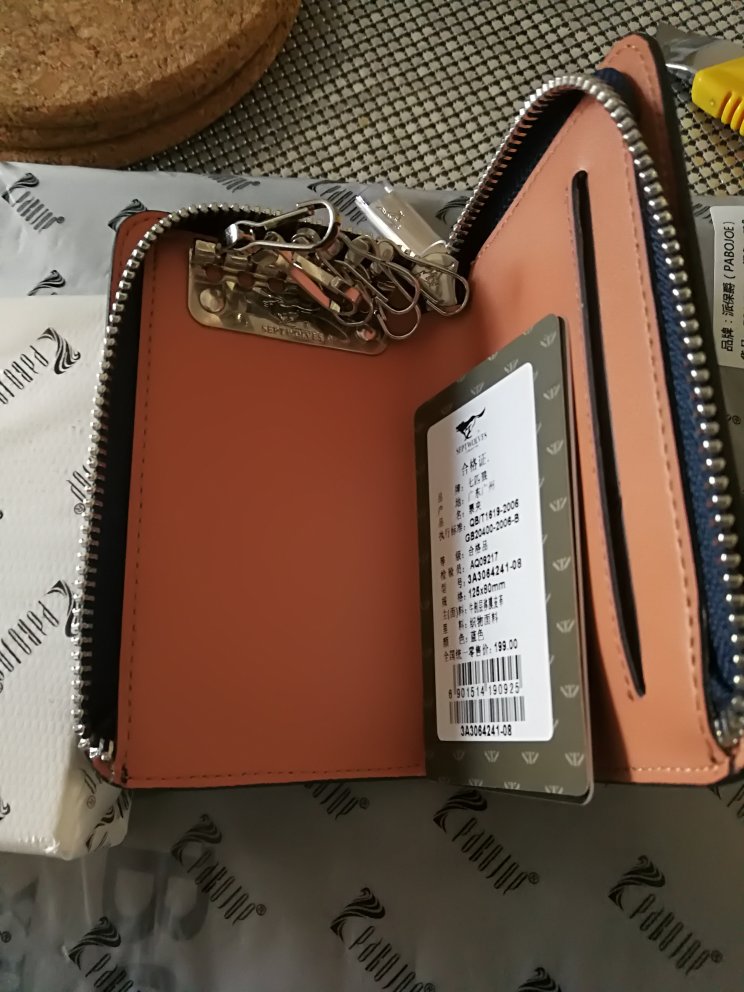 皮包皮质手感很好,很软,买过几个派保爵的包,质量很好,包装也很不错。