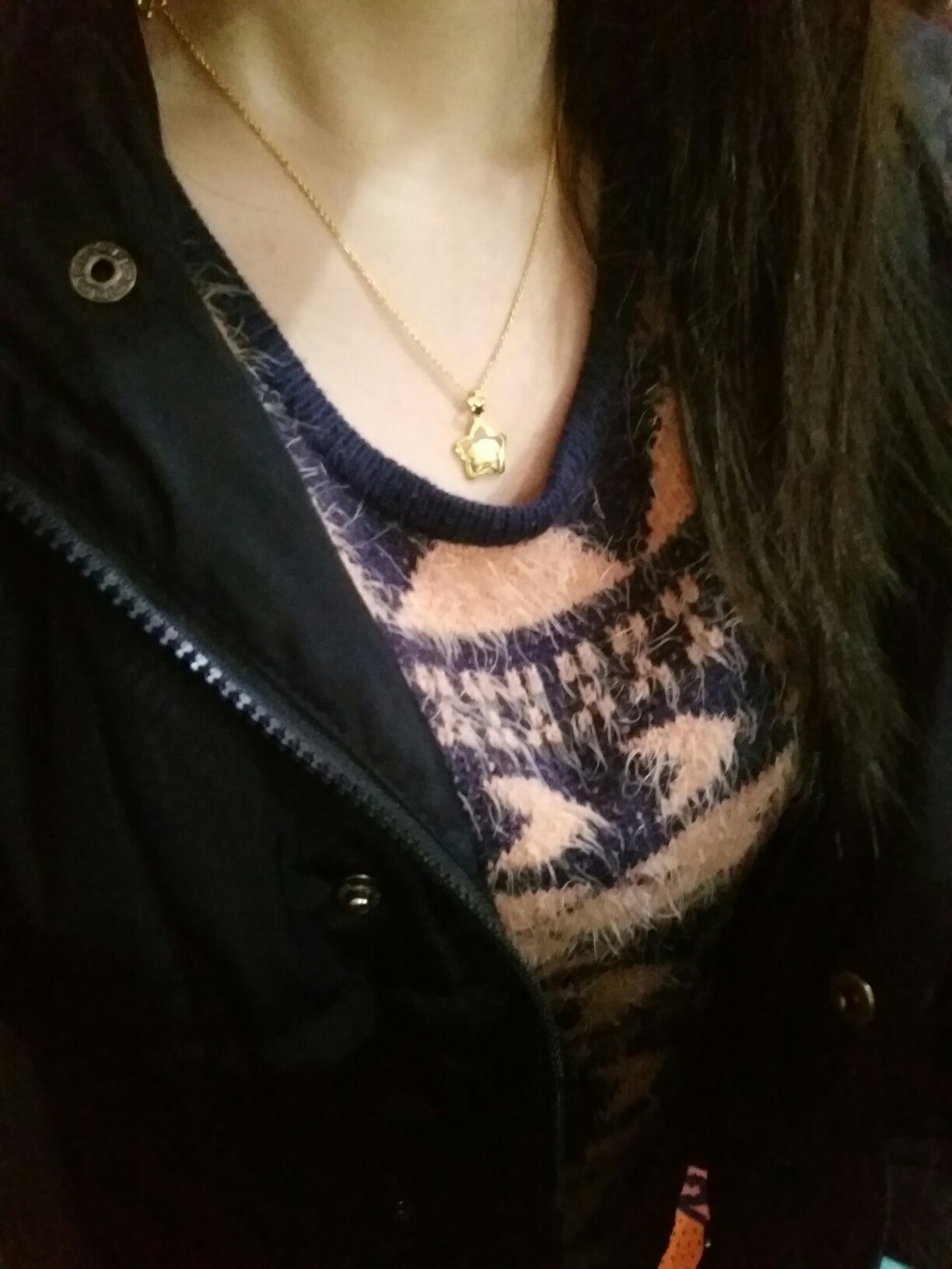 宝贝收到,完好亮,很漂亮的项链,就是比想象的还小,不过克数在哪里,项链克数也足,???拿来配一起买的小狗吊坠非常满意。