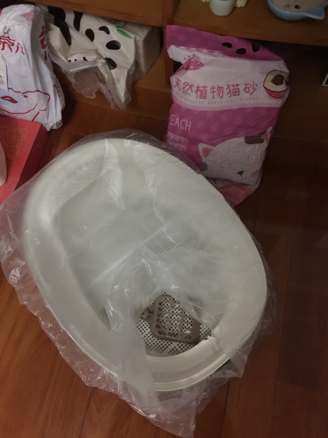 组装费劲,有缝要对上 是夹层的 比较费劲。其他还好 送了一袋6L的猫砂 不错哦!比原来的盆大一圈