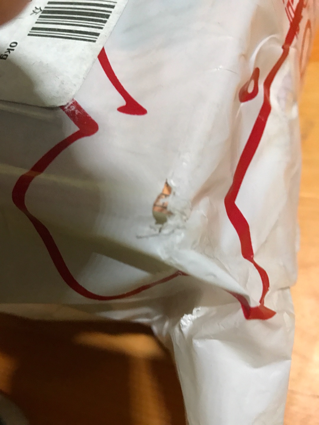 书!竟然用塑料袋包装,没有想过运输过程中会有碰撞等一些非人为事情发生嘛?幸好书没破损。是因为有7天无理由所以无所畏惧嘛?社会、社会。消费者也是很懒的,请别再制造不必要的麻烦
