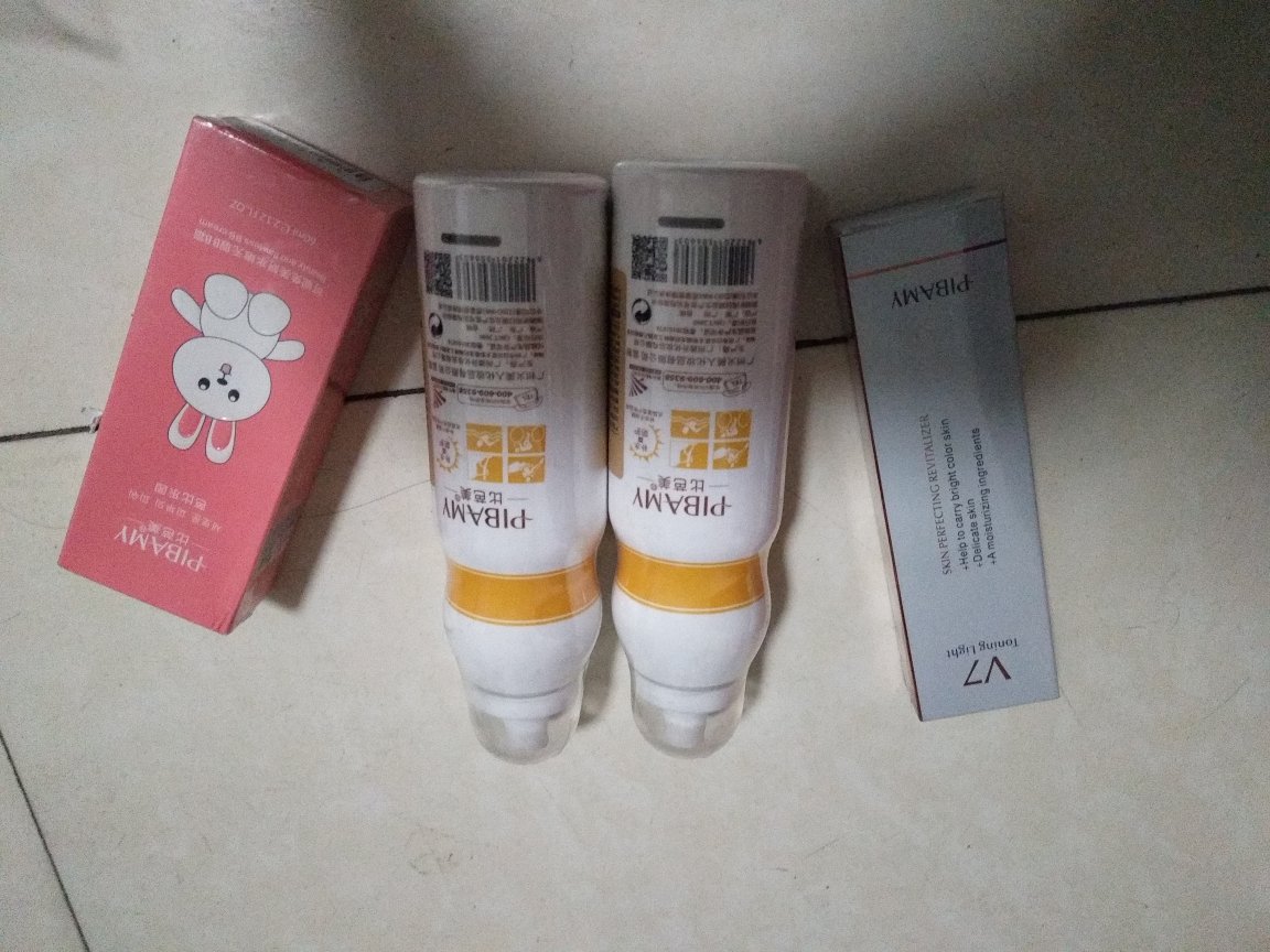 一开始看错了,以为是美白的,后来才发现是防护。水水的,特别好用,美白效果不明显,涂上之后很自然。味道超好闻。