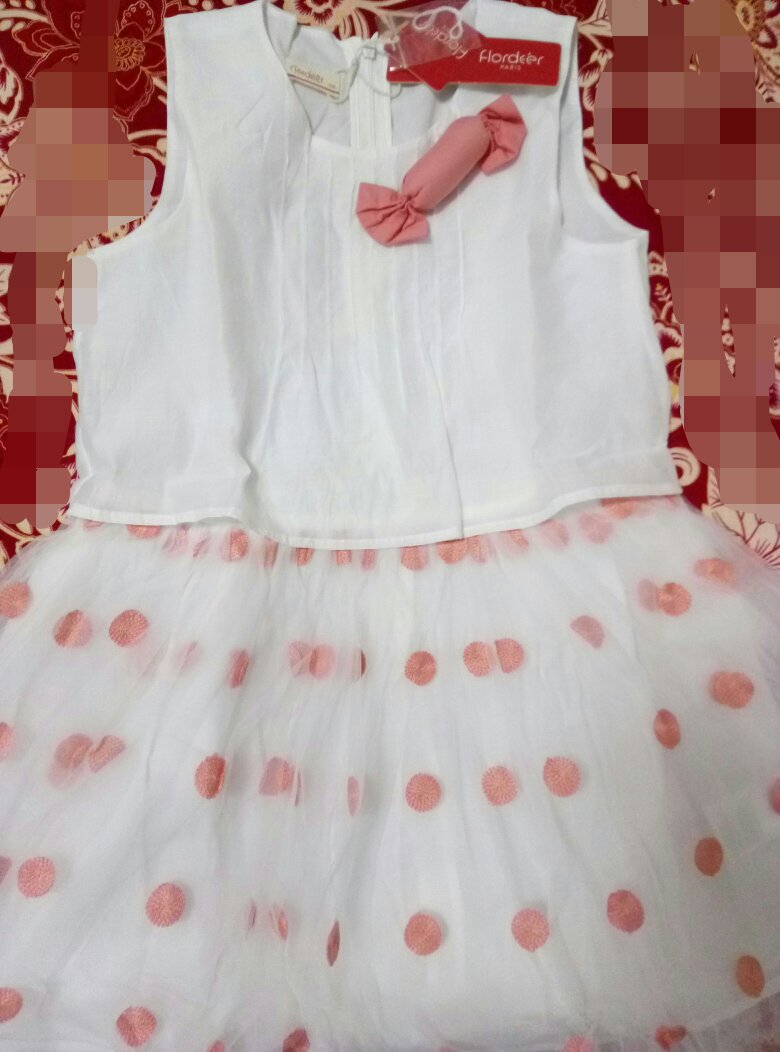一下子买了好多件这个品牌的衣服,就跟中彩票似的,有的质量很好,比如这件,有的质量就太差了