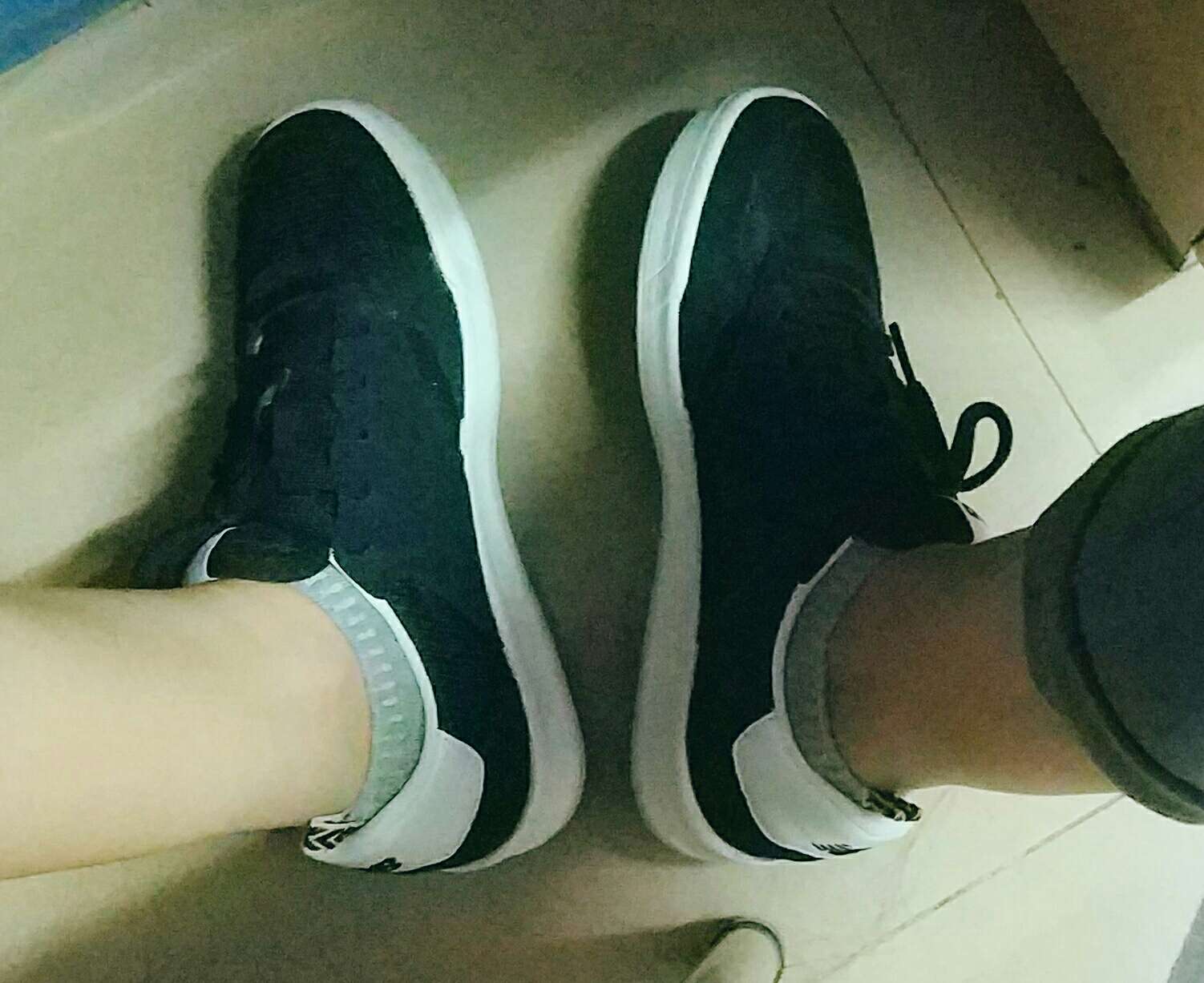 刚开始觉得普普通通,不过后来越看越好看。。。鞋子很轻,走路也舒服的。不过脚胖的要挑大一点。这款鞋是很瘦的。。
