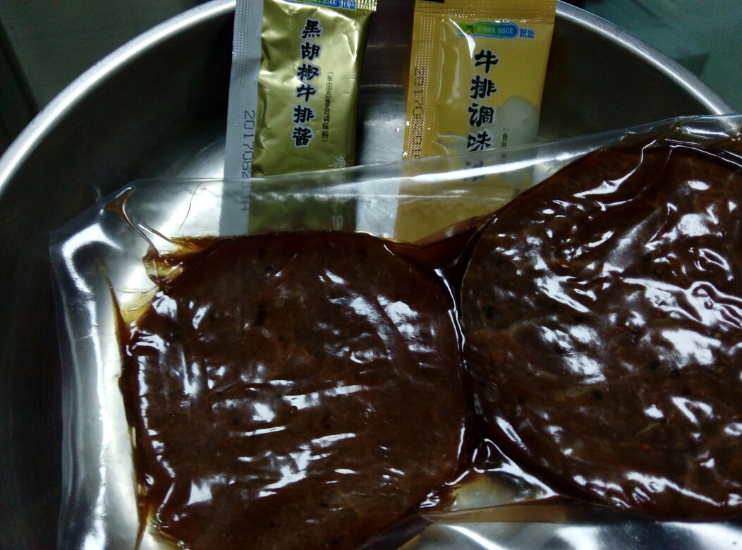 牛排有两片,但比较薄,配有调料,直接煎了,再配上调料就可以吃,还比较方便