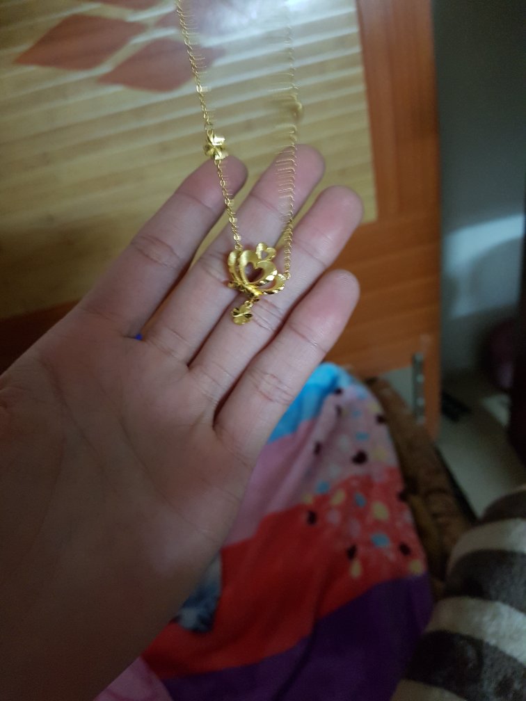 第一次在买黄金饰品,周大福香港品牌老字号,值得信赖。项链很好看,就是好小啊,但还是很喜欢