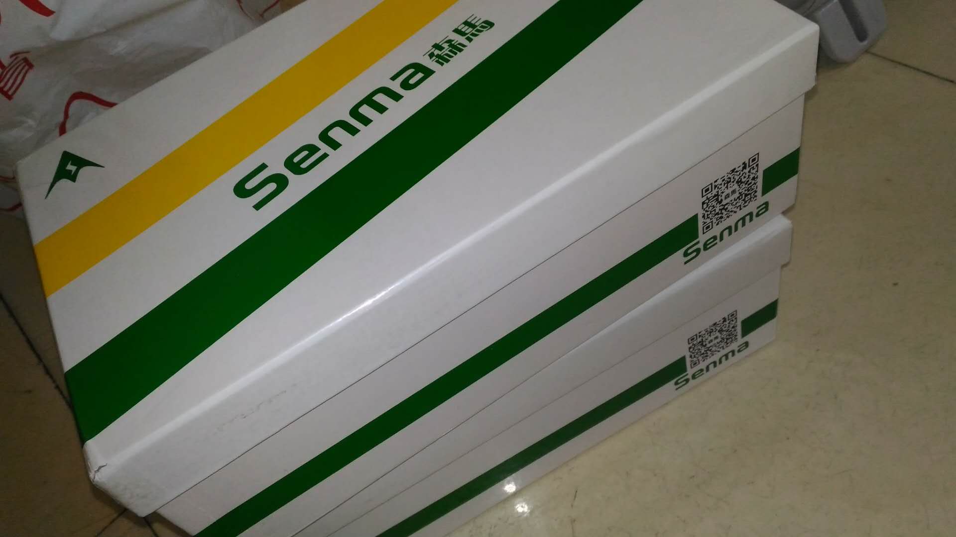 鞋子质量不错,鞋码比标准码偏小一码。物流很快,价格便宜还不错。
