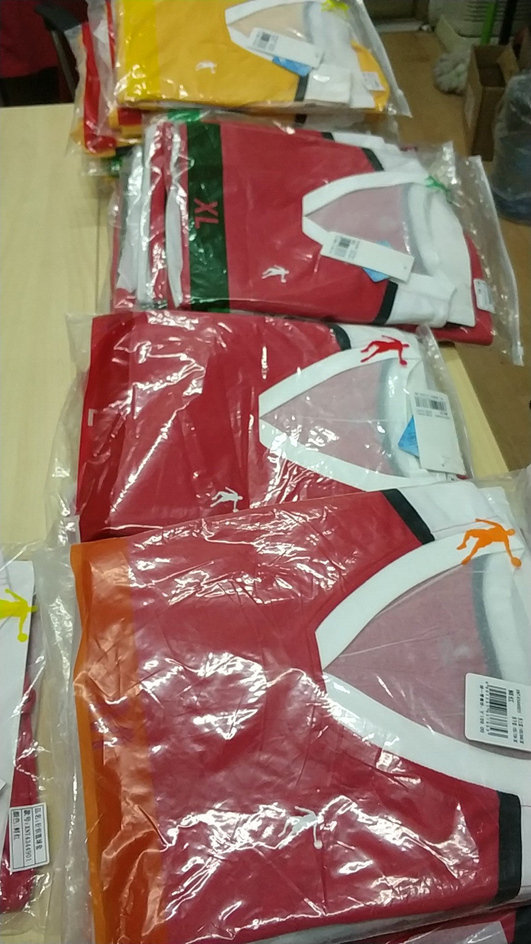 服装质量不错,快递也非常迅速,价廉物美。出乎意料。