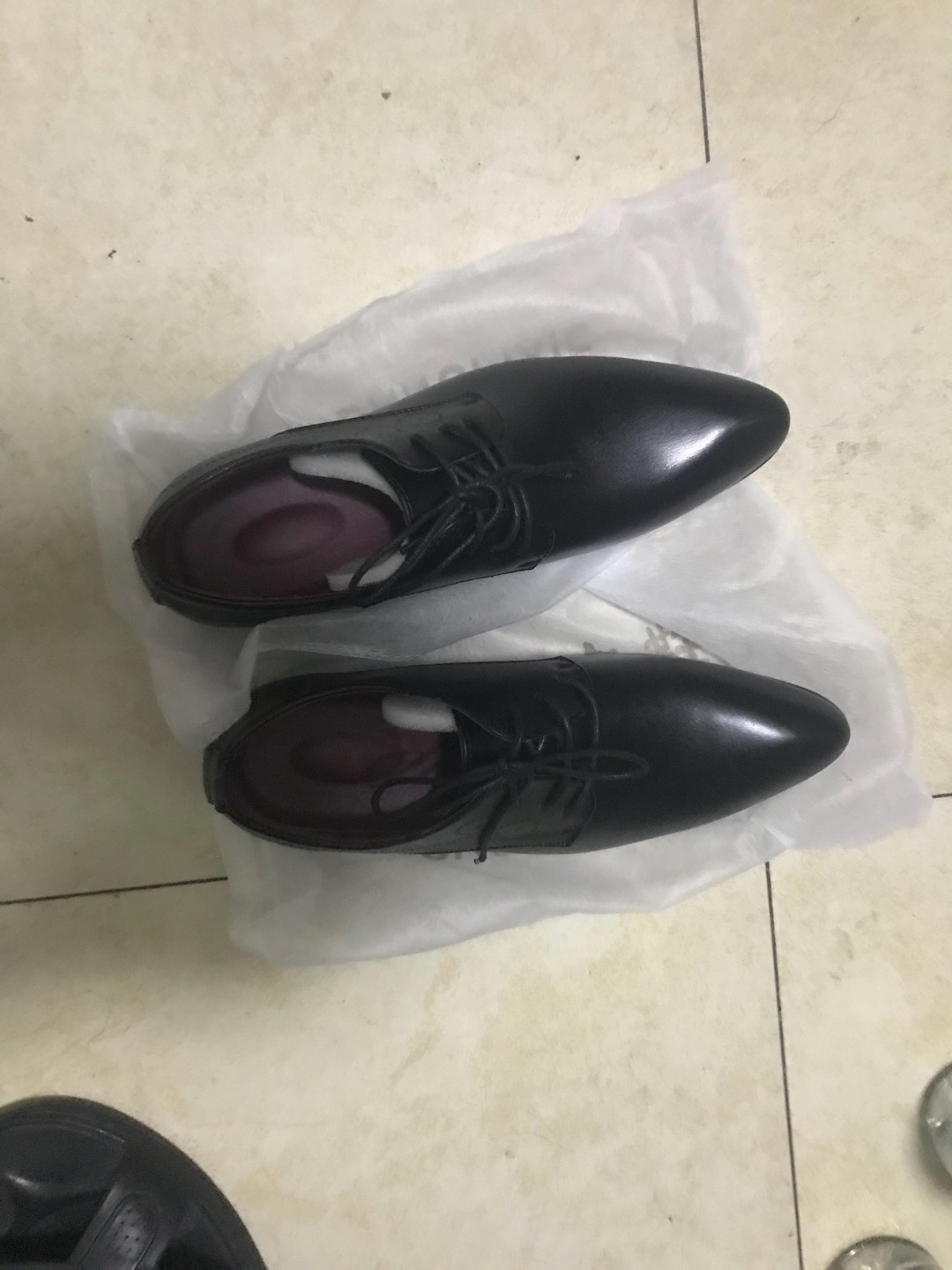 看着还行,尺码这么感觉不像平常的40码。大了两个码,这段时间双十一物流太慢就讲究穿吧!