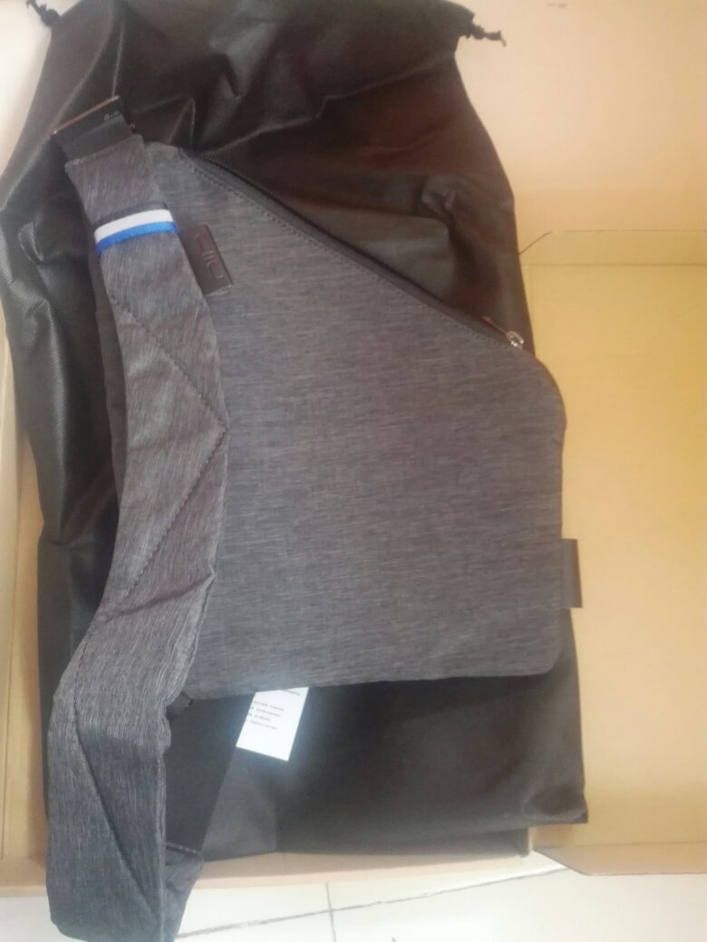 客服,包装,快递都很满意,包的手感也还不错,质量用一段时间以后再来评价。