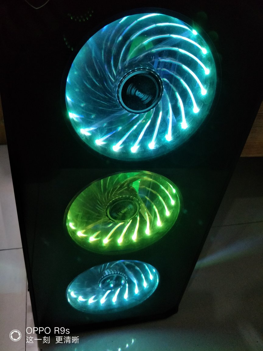 机箱的用材很不错,机箱很重,主要重量来自余三块玻璃,左右和前面,其实我觉得走线的那一面没有必要用玻璃,用金属的还好一些,如果背线走得不好很影响美感(机箱走背线很轻松,这一点值得点赞)玻璃挺厚的,而且全部都有保护膜,而且左右两块大玻璃还是两面都贴了保护膜。机箱的空间很大,支持的冷排尺寸也多,这点真的很满意。我希望机箱加入LED的关闭按钮,有时候晚上挂机下点东西感觉真没必要开灯,刺眼。不过机箱上可以直接调节风扇的转速这点还是不错。有一点我要调侃一下,这机箱的风扇好像真的有点问题,我看别人说这机箱风扇噪音大,这点我没碰到过。不过我才用了2天,中间哪个风扇就出问题了,灯和另外两个灯的颜色不匹配,很难看。而且有几个颜色不亮。除了这风扇以外,其余都很满意。还有一点,机箱的防尘做得很好,机箱上面的U接口很丰富,还有音频接口,所有的这些接口都配了防尘塞