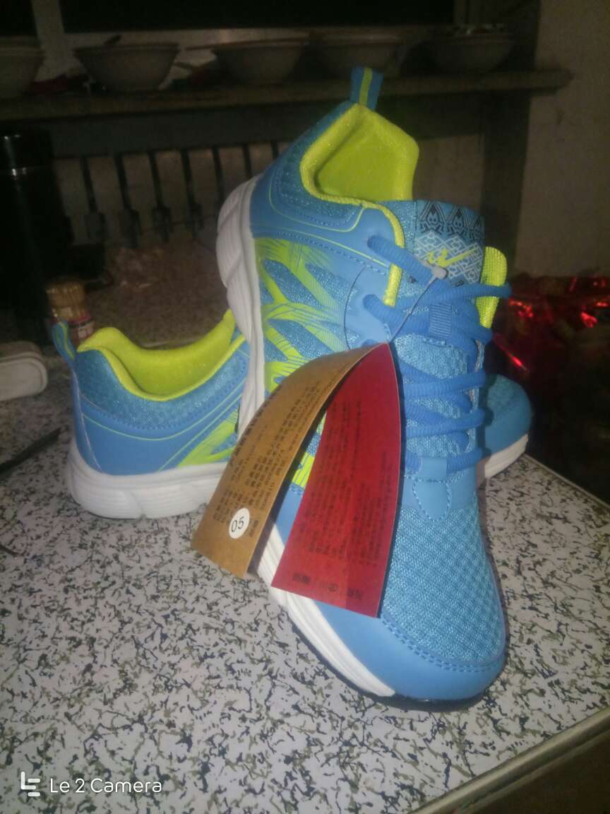第二次在买鞋子,自己拿到手以后试穿了一下。大小刚好,物流小哥服务态度很好!