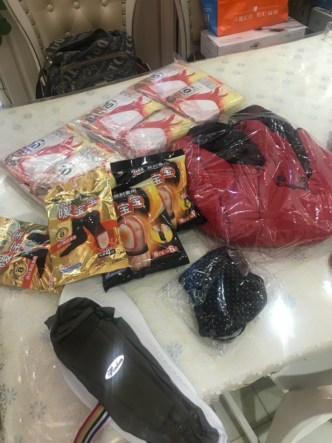 买了一些御寒的东西 妈妈要去哈尔冰旅游 真是勇敢的老太太